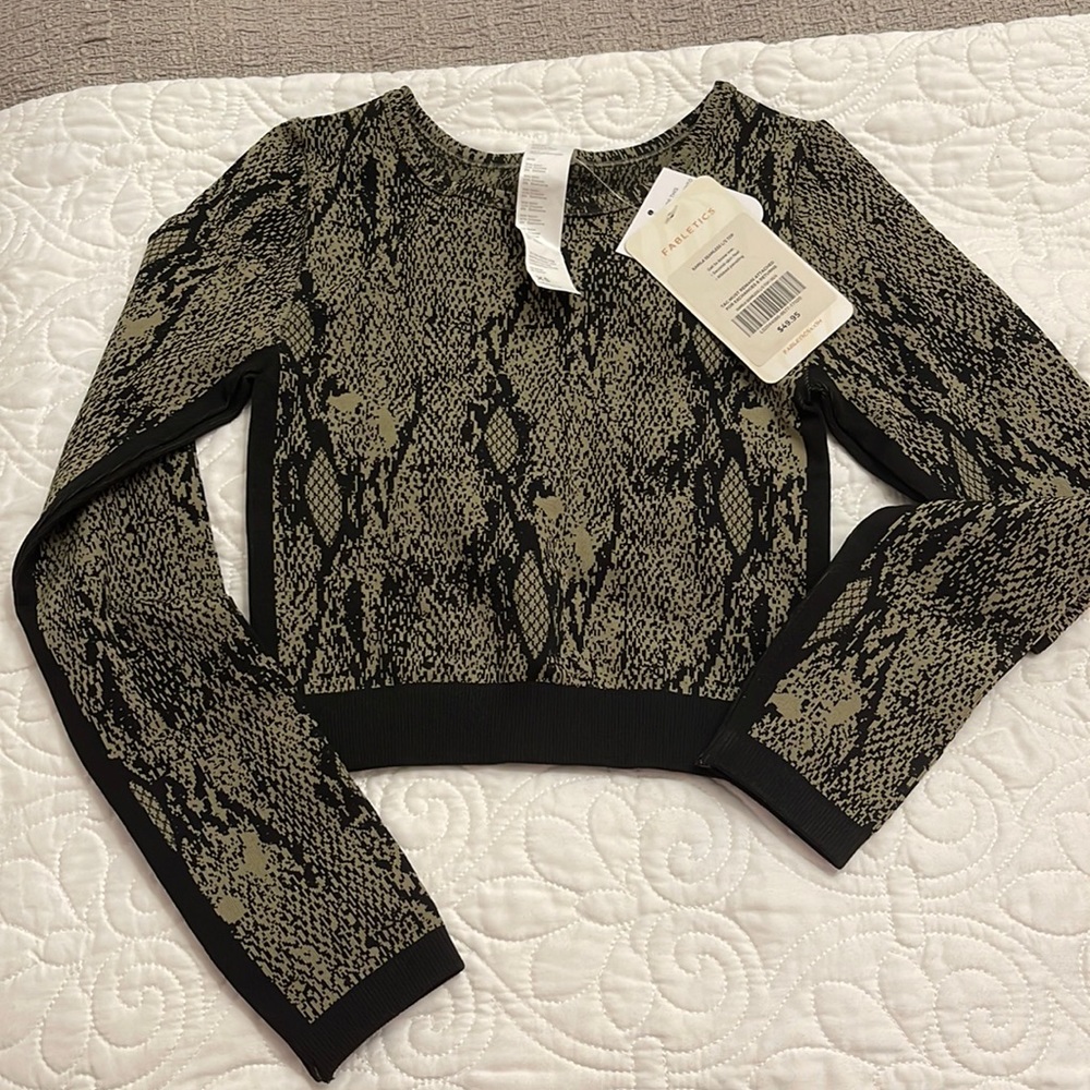NWT Fabletics cropped long sleeve top size XS - Picture 1 of 3